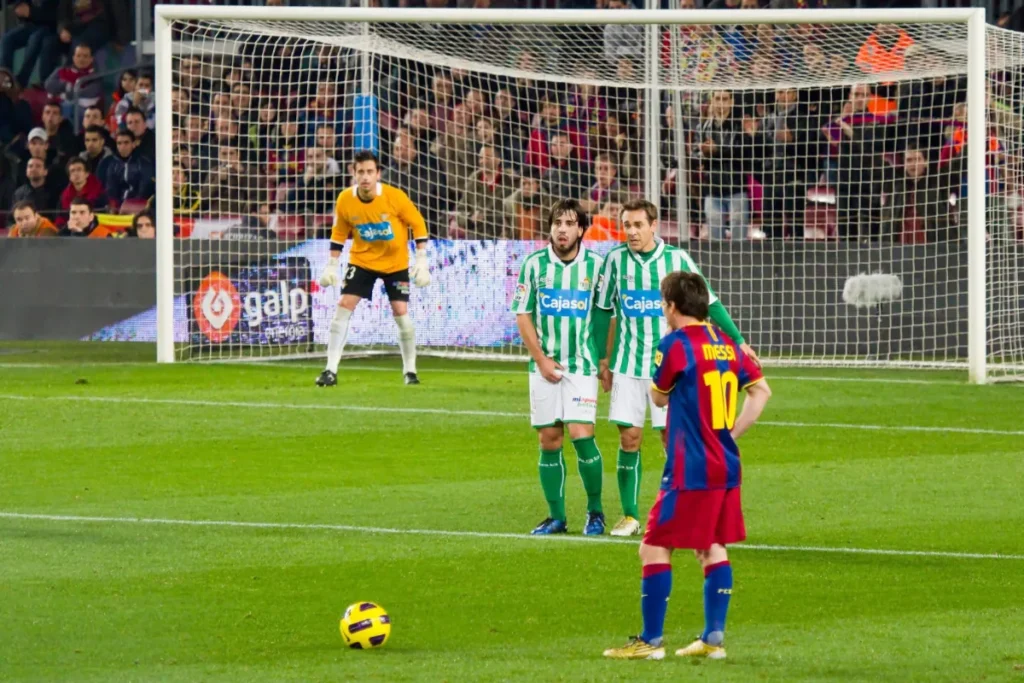 任意球也稱自由球,偶爾也會發生直接射門進球的情形